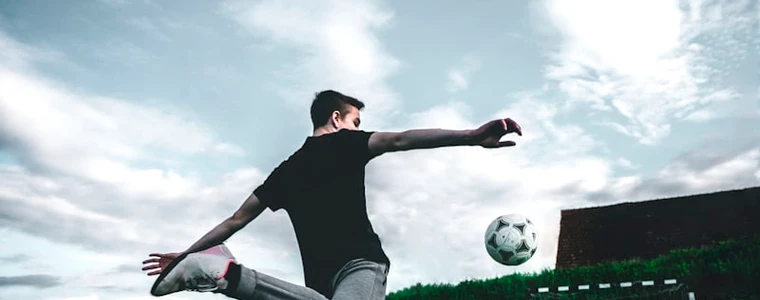 Các cầu thủ áo đỏ Tây Ban Nha nâng cúp vàng World Cup 2026 giữa pháo giấy trong sân vận động rực sáng ban đêm